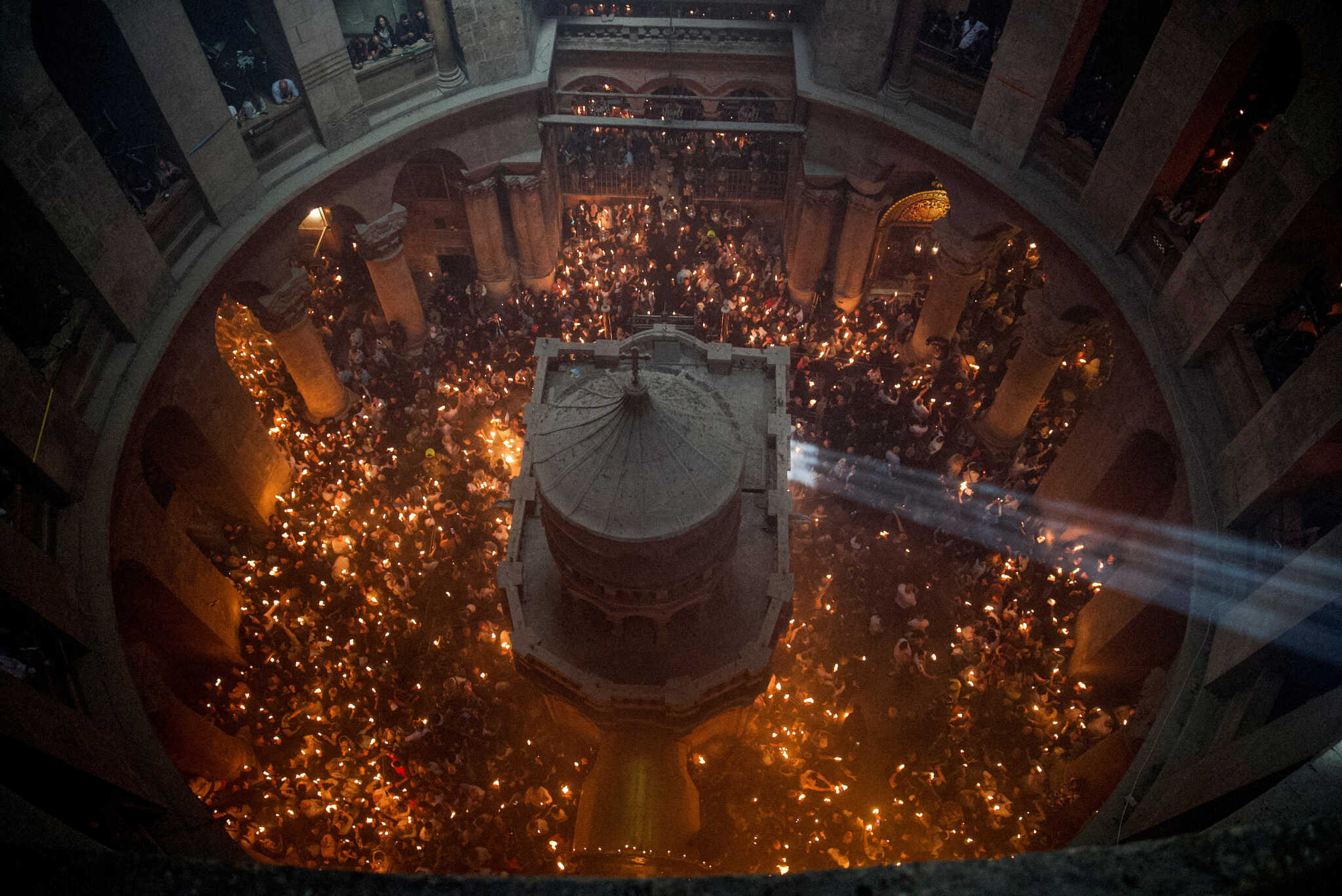 Благодатный мир москва. Храм Господень в Иерусалиме Кувуклия. Храм гроба Господня в Иерусалиме Сошествие Благодатного огня. Храм Воскресения Христова в Иерусалиме Благодатный огонь. Кувуклия храма в Иерусалиме.