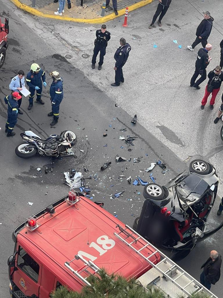Άλιμος: Λουλούδια και μηνύματα στο σημείο που πέθανε ο 28χρονος οδηγός μηχανής