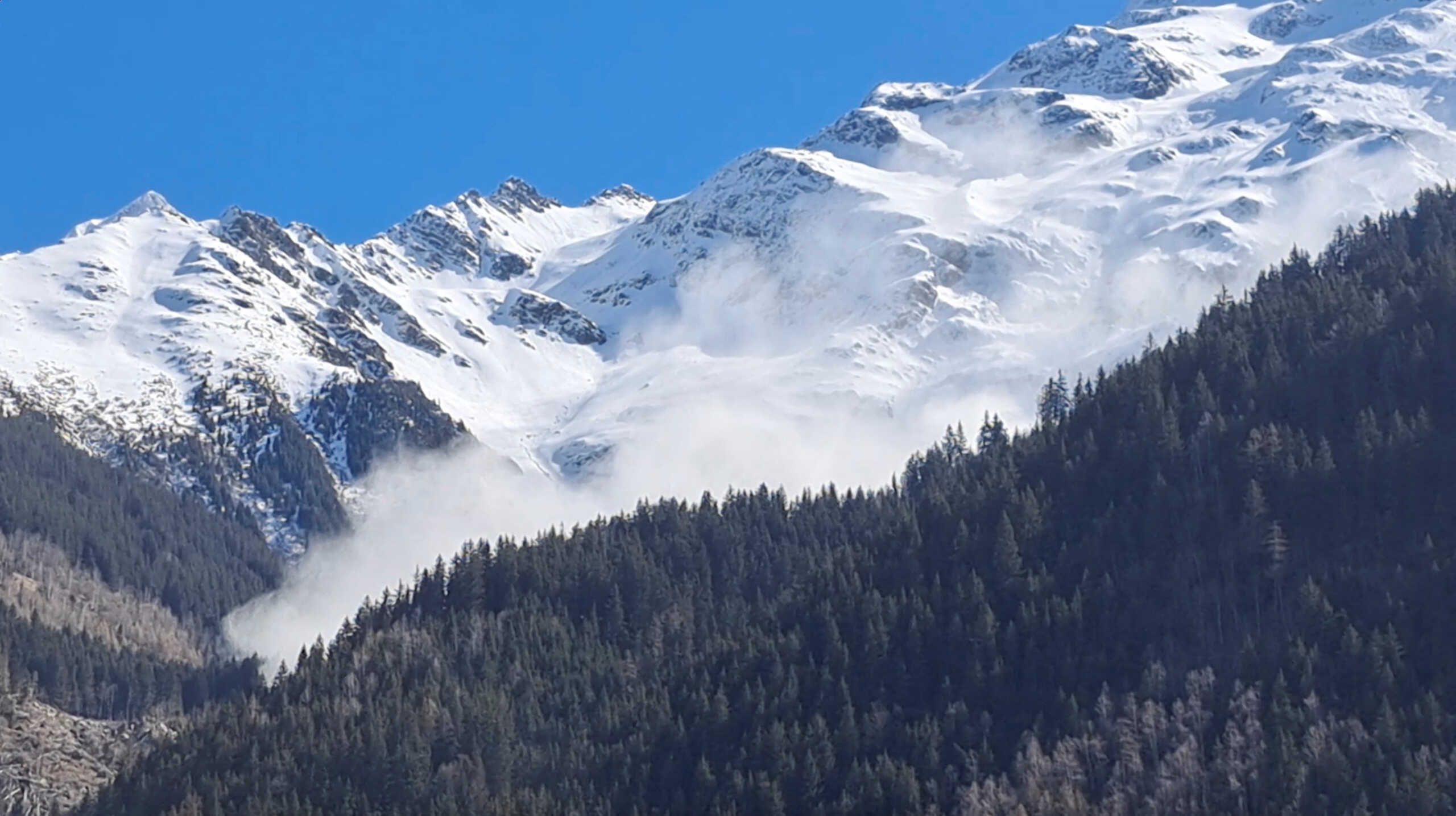 A general view shows an avalanche in the French Alps, in Les Contamines-Montjoie, France, April 9, 2023 in this still image obtained from a social media video. Domaine Skiable des Contamines-Montjoie SECMH