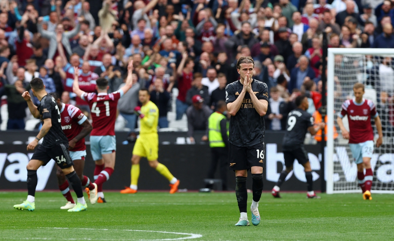 Soccer Football - Premier League - West Ham United v Arsenal - London Stadium, London, Britain - April 16, 2023 Arsenal's Rob Holding reacts after Bukayo Saka misses a penalty Action Images via Reuters