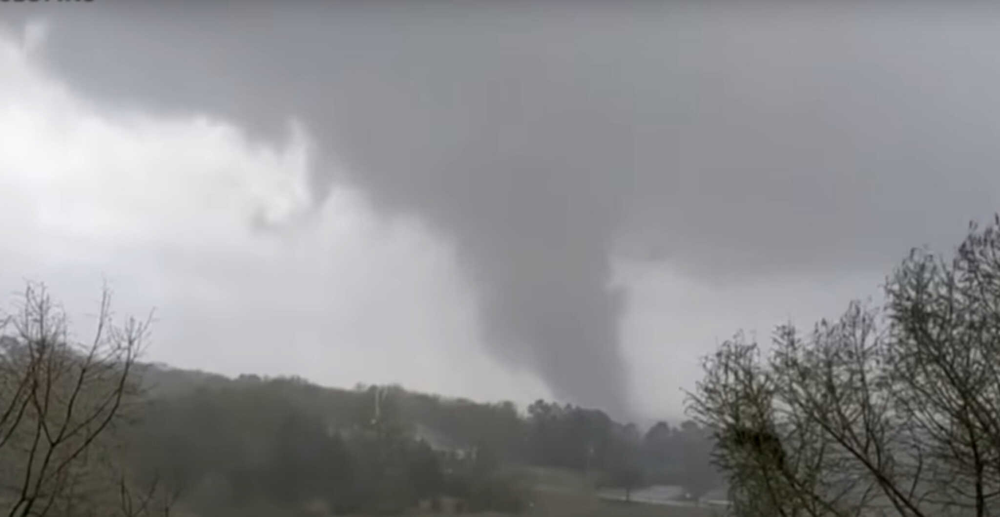 торнадо улетел батут. унесенные смерчем юрий маслов. люди убегают от торнадо. 3д фото торнадо стоковое. смерч засасывает.