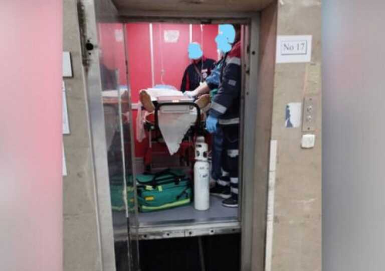 Η στιγμή που διασωληνωμένος ασθενής εγκλωβίζεται σε ασανσέρ του Ιπποκράτειου νοσοκομείου