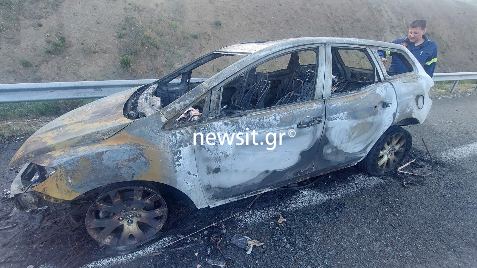 Δήμαρχοι που βγήκαν από το φλεγόμενο αυτοκίνητο: Τρίτωσε το κακό, προηγήθηκαν σπάσιμο του παρμπρίζ και του καθρέφτη