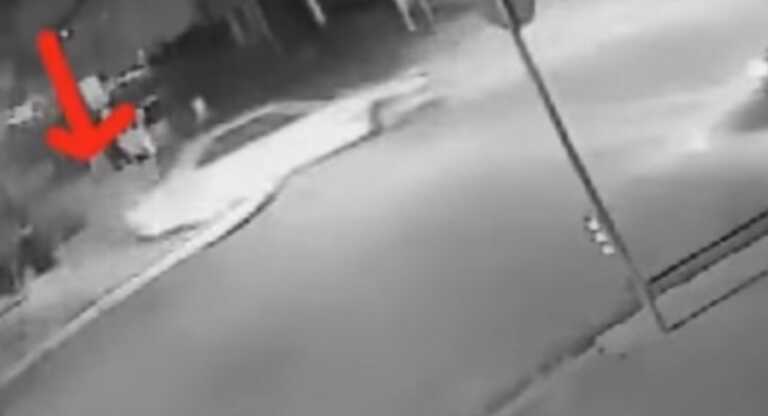 Αυτοκίνητο «βολίδα» στα Χανιά ανεβαίνει με την όπισθεν πάνω σε πεζοδρόμιο - Το βίντεο ντοκουμέντο