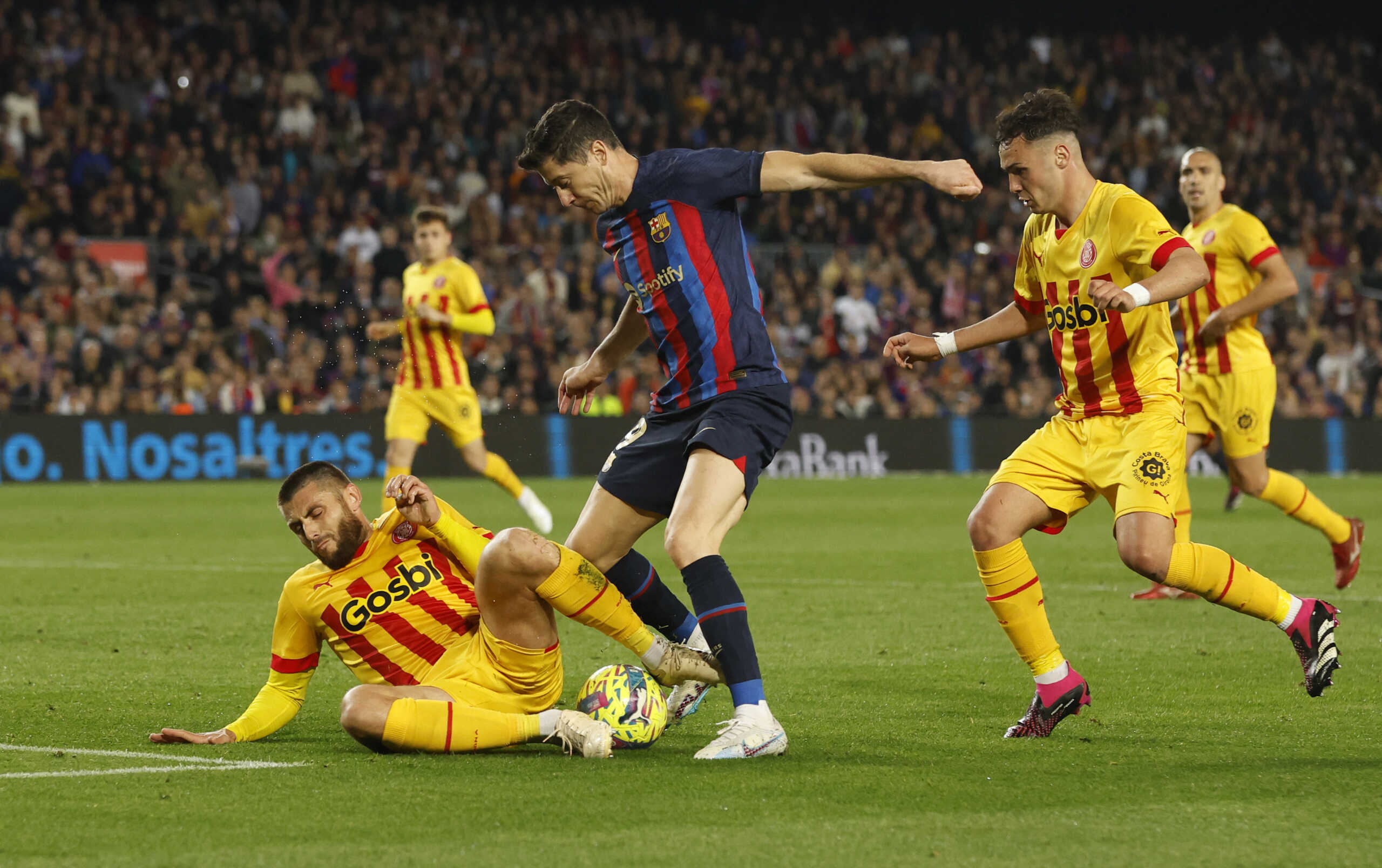 Soccer Football - LaLiga - FC Barcelona v Girona - Camp Nou, Barcelona, Spain - April 10, 2023 FC Barcelona's Robert Lewandowski in action with Girona's David Lopez REUTERS