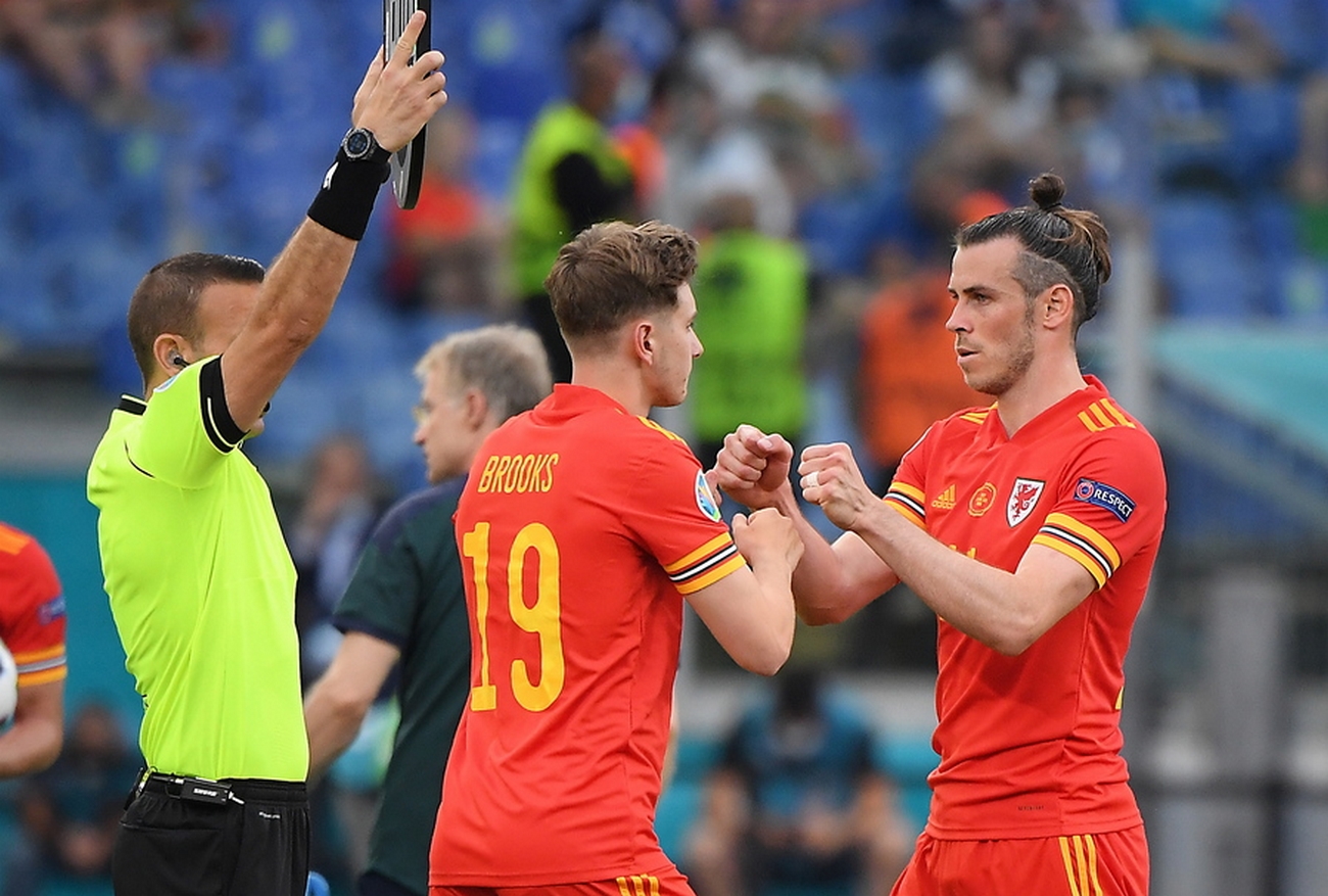 epa09289119 David Brooks (L) of Wales enters for Gareth Bale of Wales during the UEFA EURO 2020 group A preliminary round soccer match between Italy and Wales in Rome, Italy, 20 June 2021.  EPA