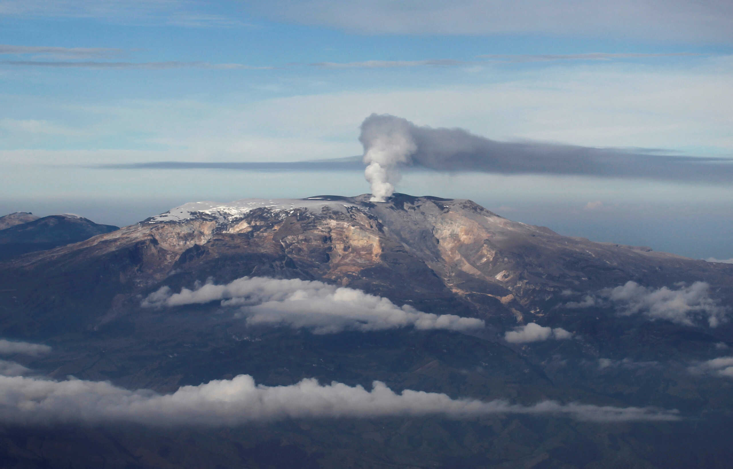 FILE PHOTO: An aerial view of Nevado Del Ruiz volcano located on the border of Caldas and Tolima April 10, 2013.    REUTERS
