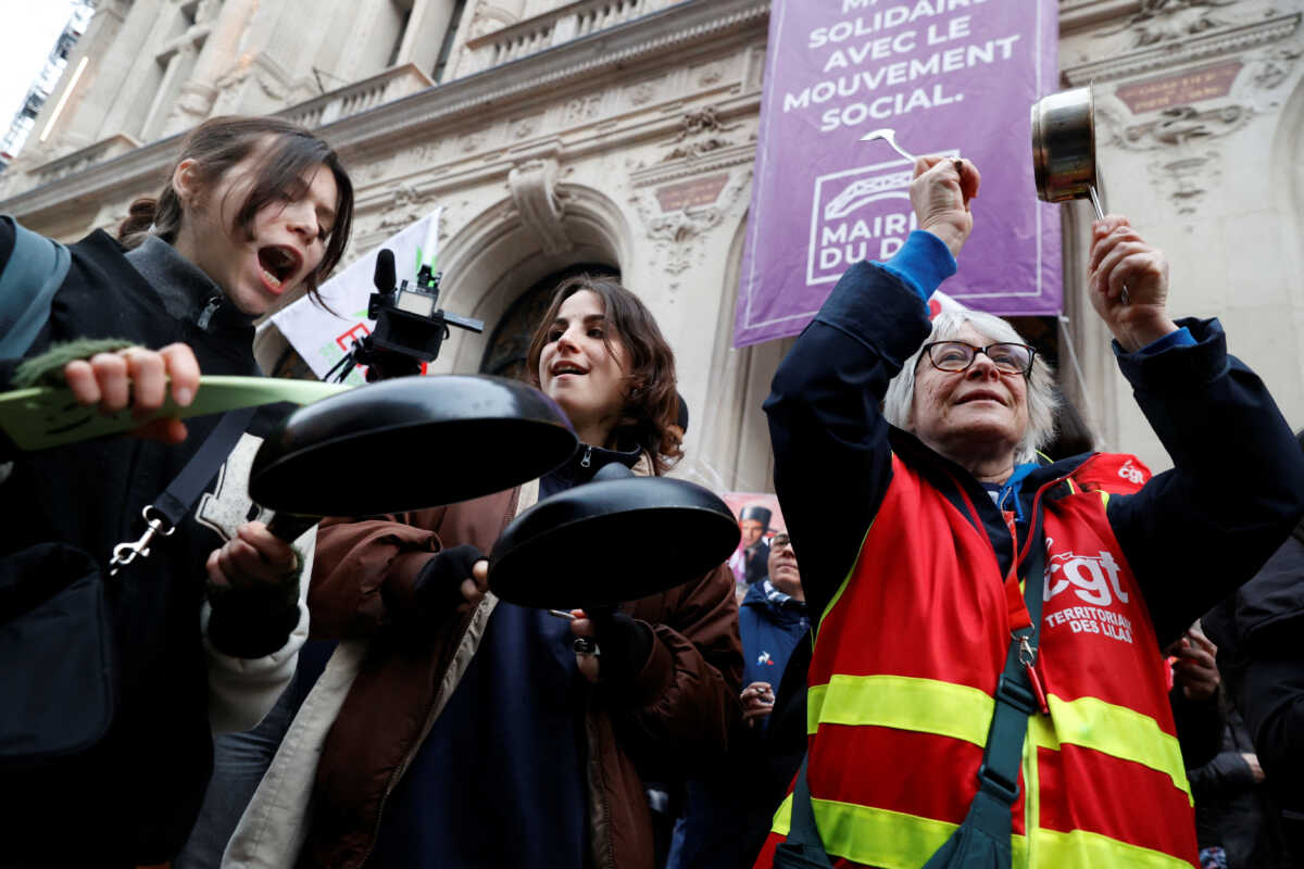 Γαλλία: Διαδηλωτές υποδέχθηκαν τον Μακρόν χτυπώντας κατσαρόλες έξω από εργοστάσιο