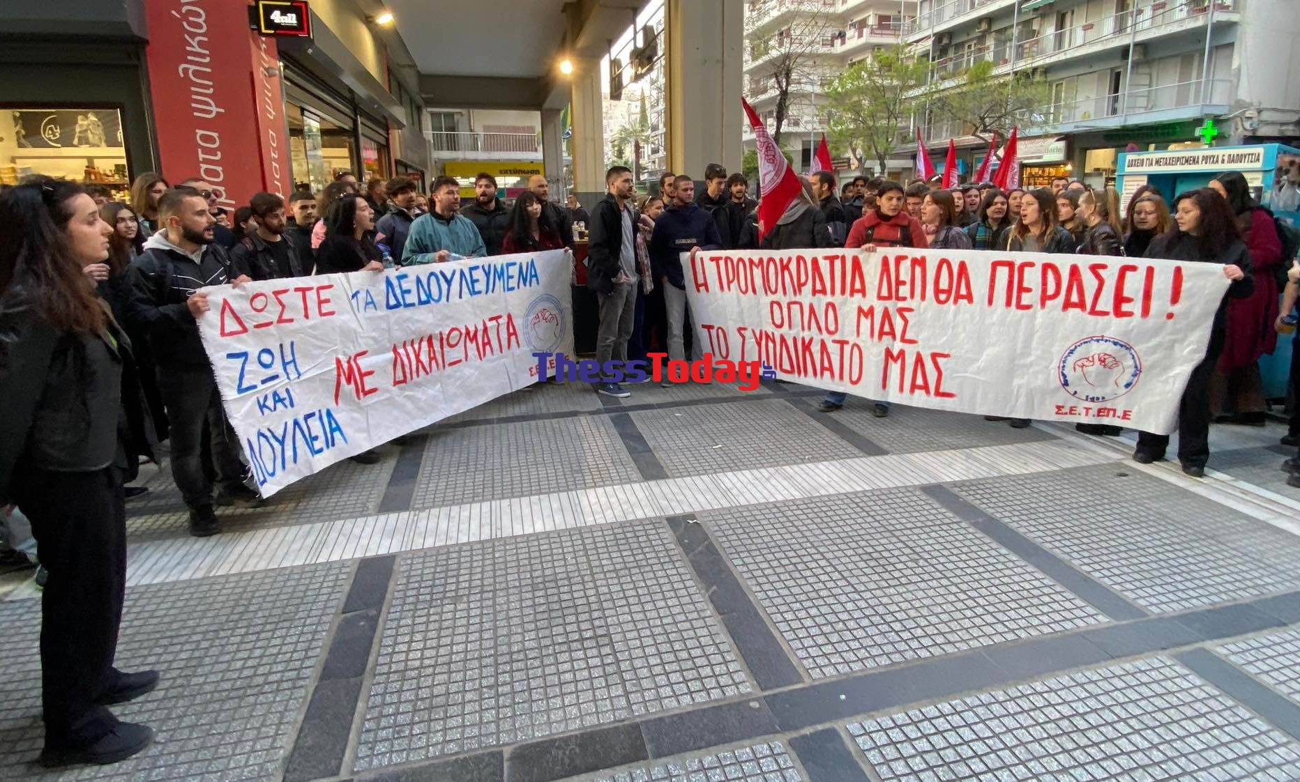 Θεσσαλονίκη: Πρώην εργαζόμενοι καταγγέλλουν τον εργοδότη τους ότι τους απείλησε μπροστά στον κόσμο