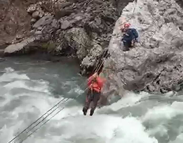 Βίντεο με την επιχείρηση διάσωσης ορειβατών στον ποταμό Αώο