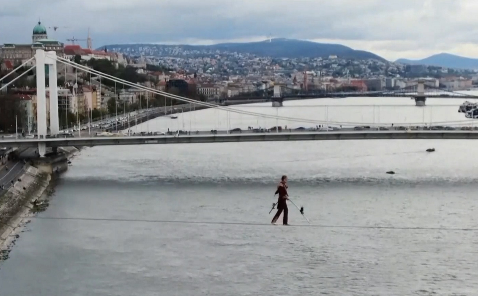 Ατρόμητος ακροβάτης διέσχισε τον Δούναβη περπατώντας πάνω σε σχοινί