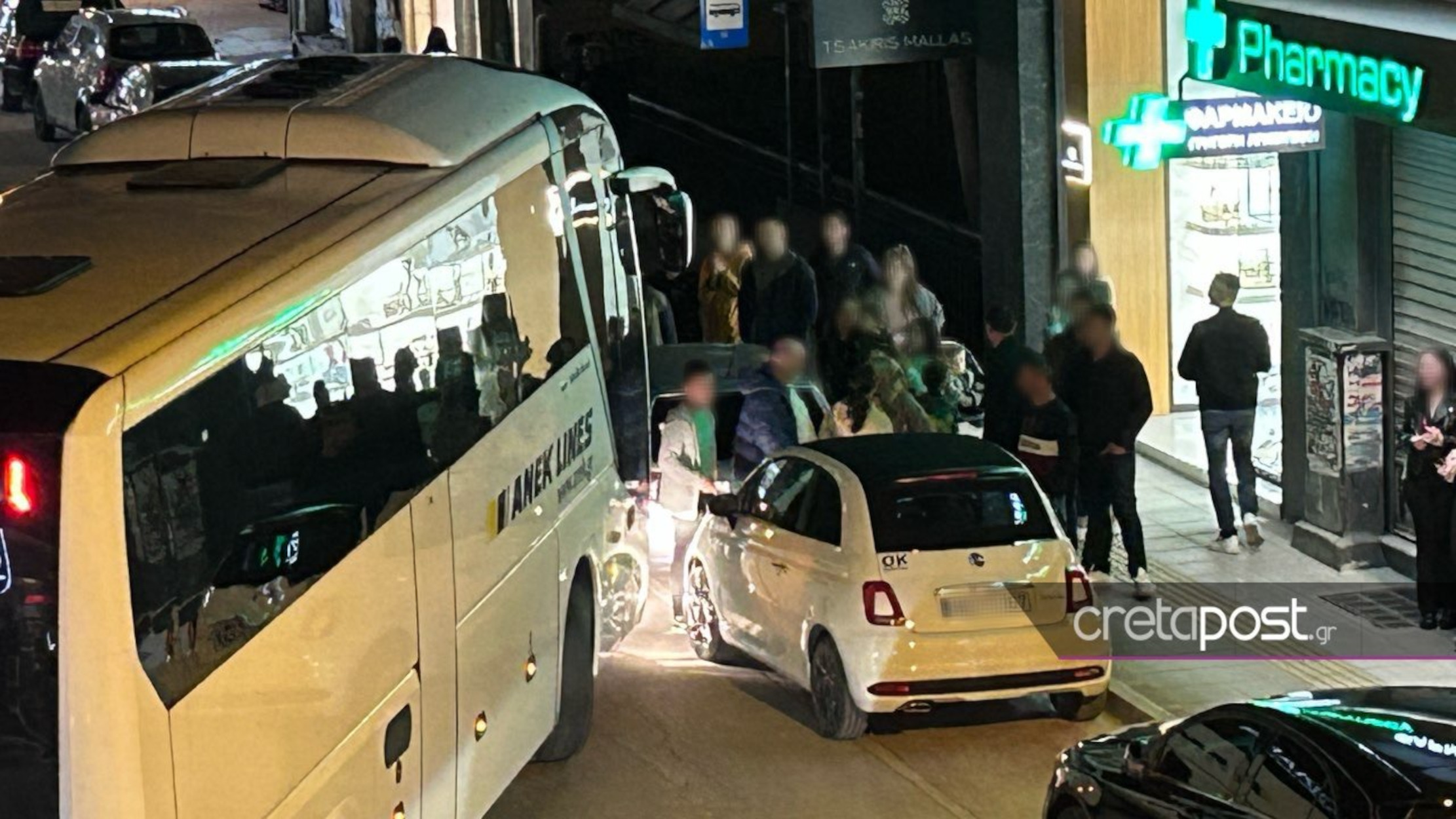 Χανιά: Παρκαρισμένα αυτοκίνητα έκοψαν την κυκλοφορία – Τα σήκωσαν με τα χέρια