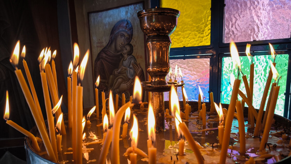 Κεριά σε μανουάλι εκκλησίας. 
(ΓΙΩΡΓΟΣ ΚΟΝΤΑΡΙΝΗΣ