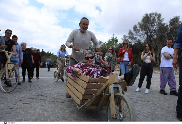 Ο Πολ Ευμορφίδης με ποδήλατο στη «γενέθλια γιορτή» του κόμματός του «Ευ» στην Πνύκα