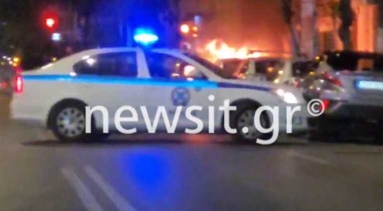 Βίντεο ντοκουμέντο από φωτιά σε παρκαρισμένο αυτοκίνητο στην Πατησίων - Η αναστάτωση και η μάχη με τις φλόγες