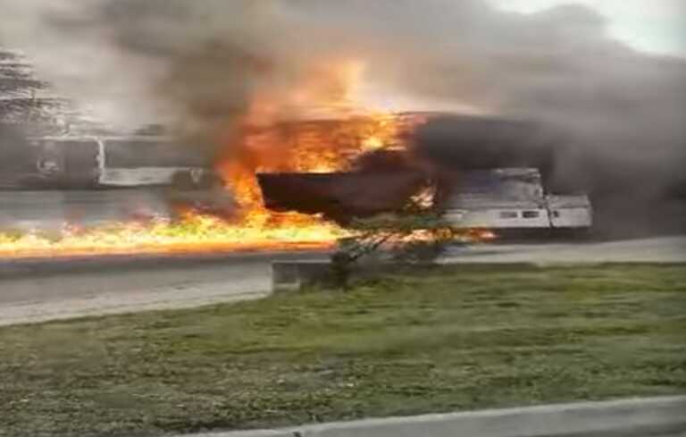 Η στιγμή που λεωφορείο του ΟΑΣΘ γίνεται παρανάλωμα του πυρός στη Θεσσαλονίκη - Δείτε το βίντεο