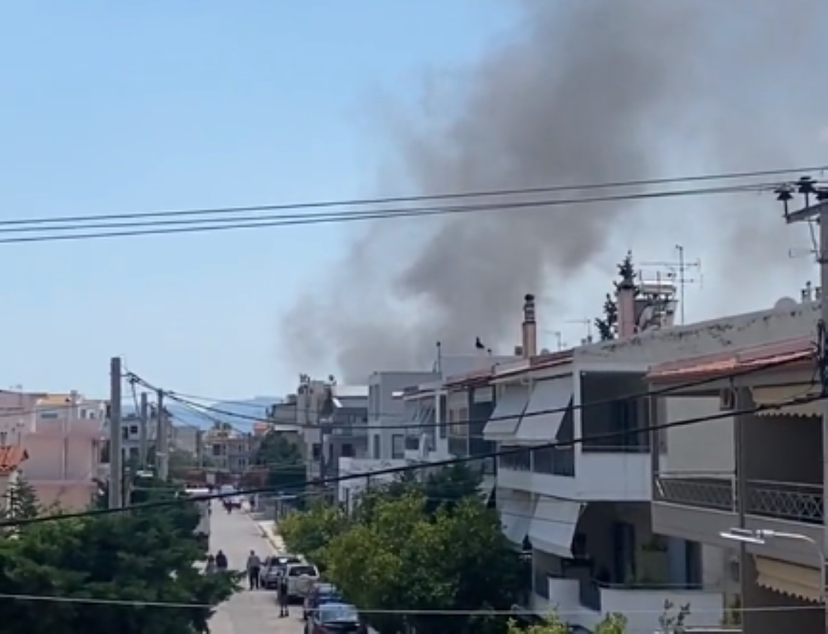 Ελευσίνα: Φωτιά σε μονοκατοικία στη Μαγούλα –  Ισχυρές δυνάμεις της πυροσβεστικής στο σημείο