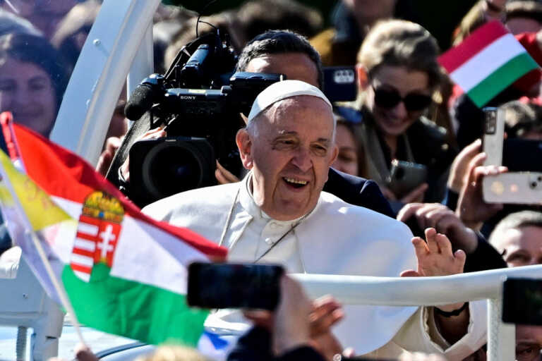 Πάπας Φραγκίσκος στην Ουγγαρία: Μην κλείνετε την πόρτα στους ξένους και σε όσους διαφέρουν
