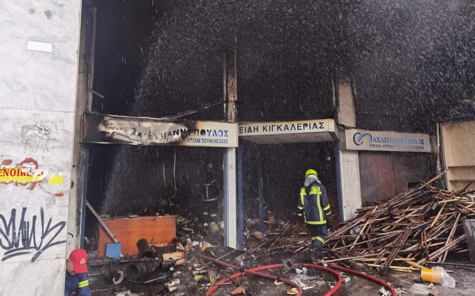 Καταγγελίες από το Διοικητικό Πρωτοδικείο Πειραιά για τη φωτιά στο επταώροφο κτήριο στον Πειραιά
