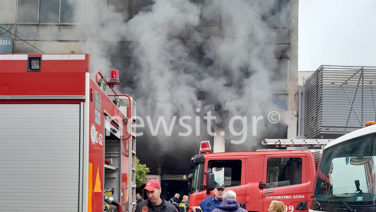 Μεγάλη φωτιά σε επταώροφο κτήριο στον Πειραιά – Επιχειρούν ισχυρές δυνάμεις της Πυροσβεστικής, κλειστή η οδός Γούναρη