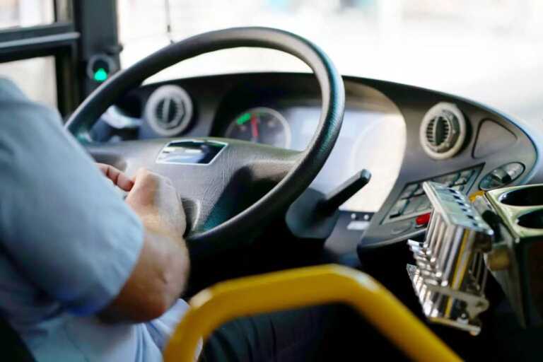 Χειροπέδες σε οδηγό και συνοδό σχολικού λεωφορείου στη Βοιωτία για έκθεση παιδιού ΑμεΑ σε κίνδυνο