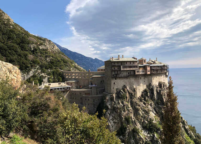 Άγιο Όρος: Οι μοναχοί που ζουν στις σκήτες – ασκητικοί μέχρι το τέλος της ζωής τους