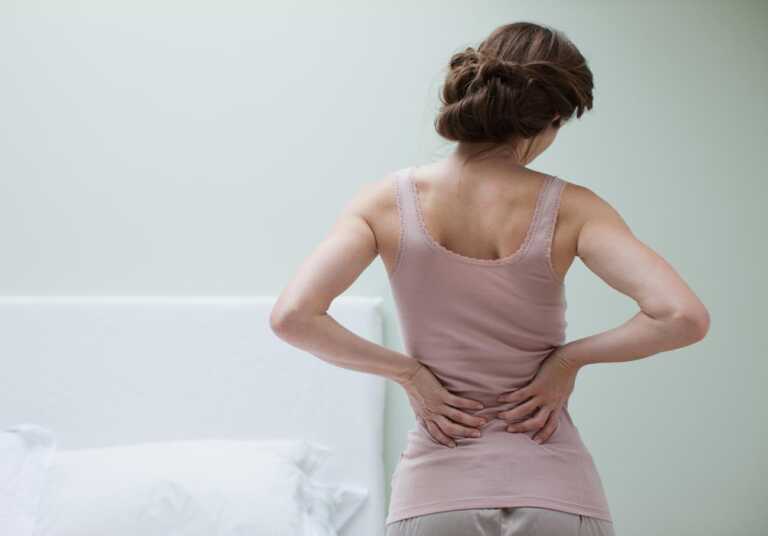 Έντονος πόνος στην πλάτη: Πότε πρέπει να σας δει γιατρός και τι πρέπει να γνωρίζετε