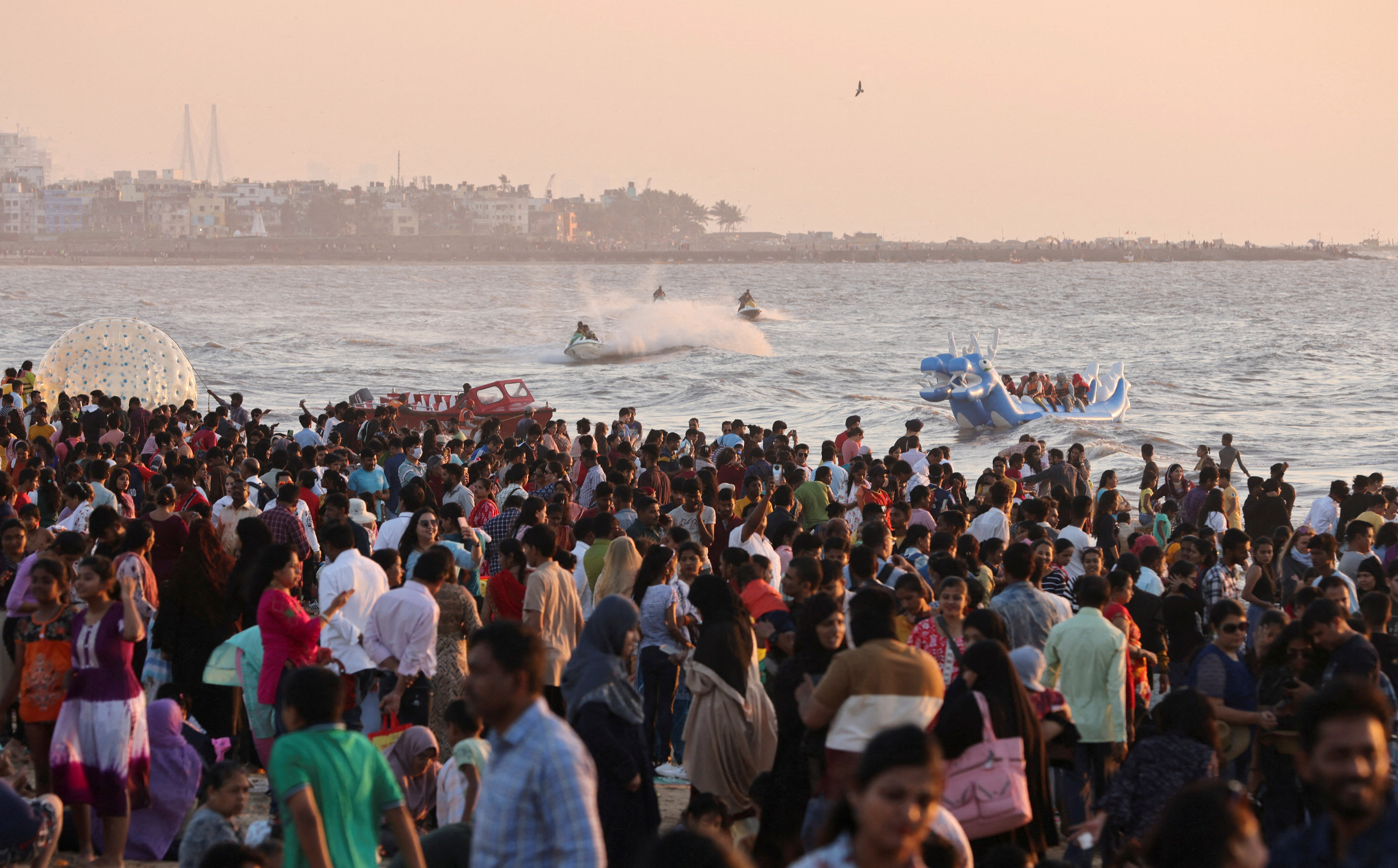 FILE PHOTO: A crowd gathers at a beach, ahead of New Year's celebrations in Mumbai, India, December 31, 2022. REUTERS