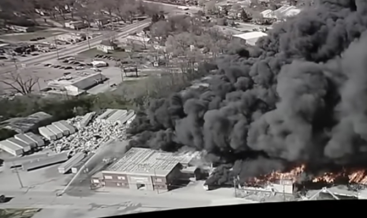 ΗΠΑ: Μεγάλη φωτιά σε εργοστάσιο πλαστικών στην Ιντιάνα – 2.000 άνθρωποι απομακρύνονται από τα σπίτια τους
