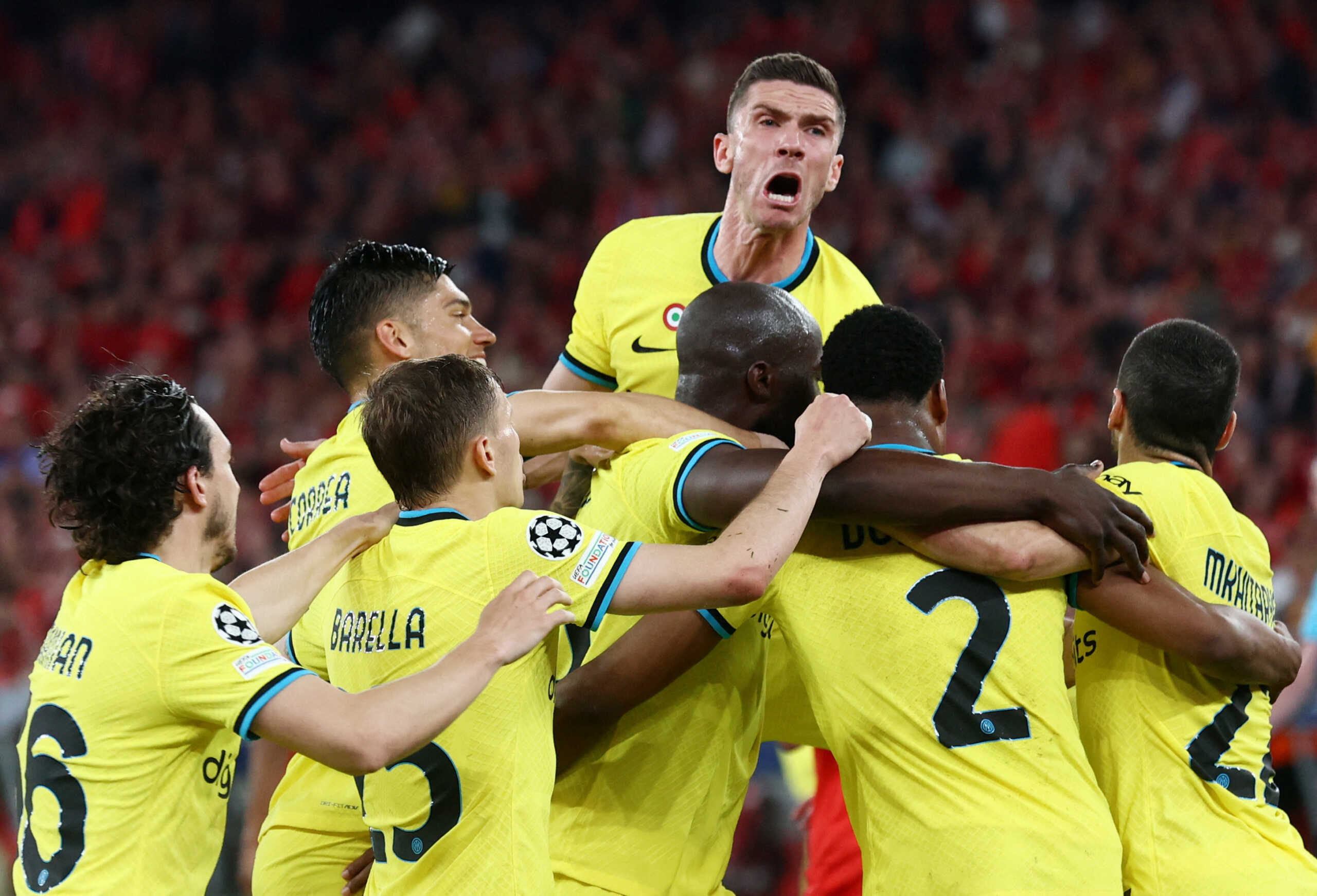 Soccer Football - Champions League - Quarter Final - First Leg - Benfica v Inter Milan - Estadio da Luz, Lisbon, Portugal - April 11, 2023 Inter Milan's Romelu Lukaku celebrates scoring their second goal with teammates REUTERS