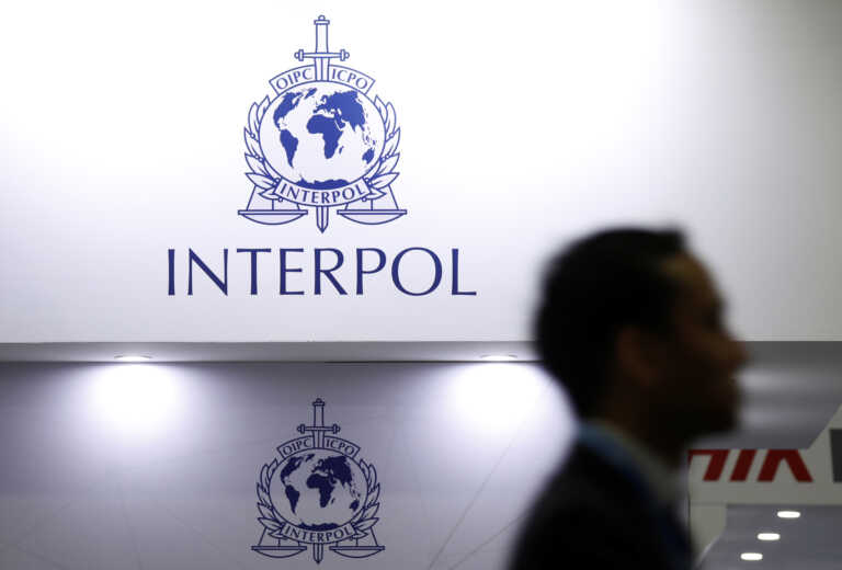 Η Interpol ενεργοποίησε «μαύρο συναγερμό» για νεκρό αγόρι που βρέθηκε τυλιγμένο με αλουμινόχαρτο στον Δούναβη
