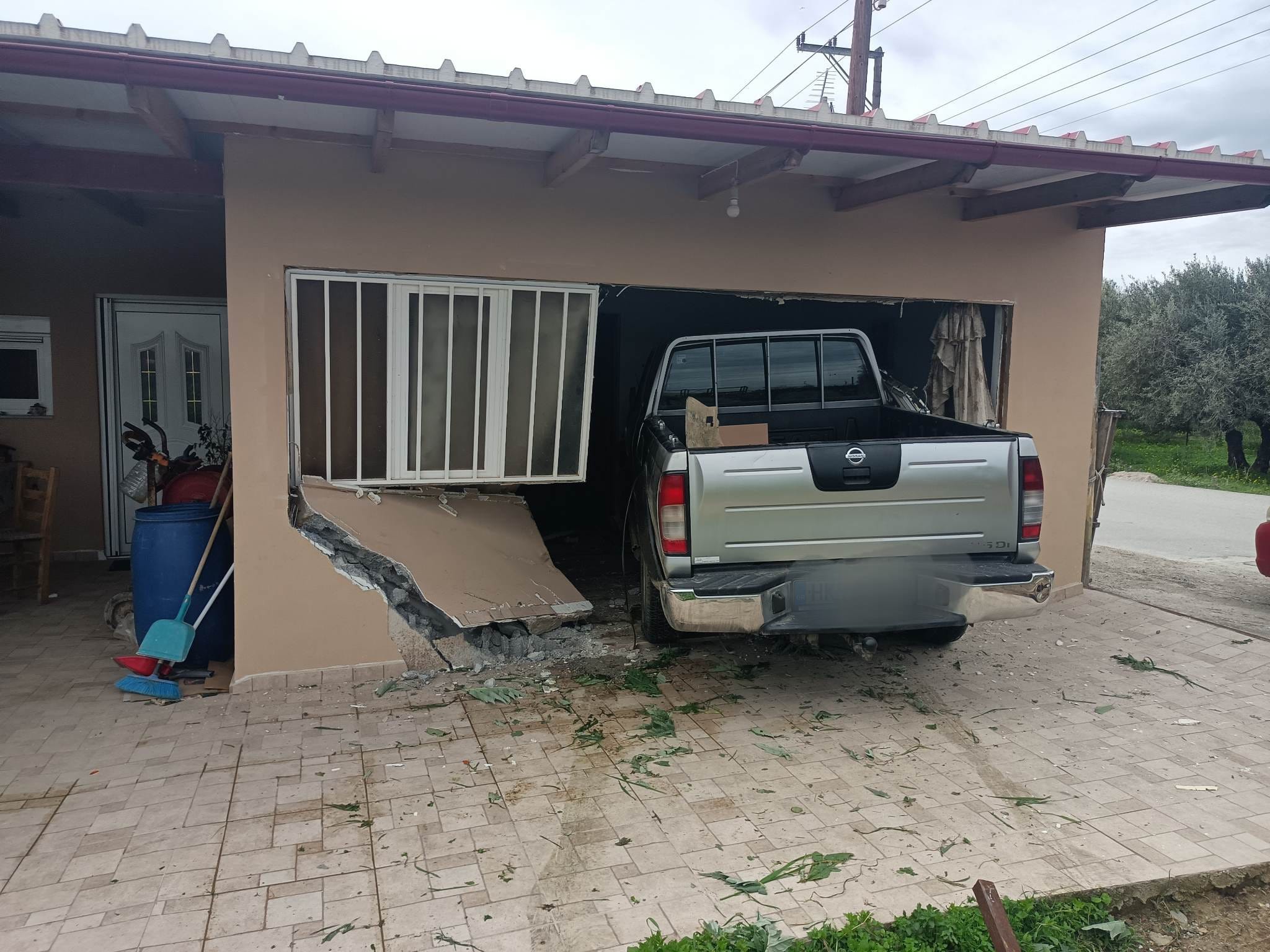Ηράκλειο: Αγροτικό «μπούκαρε» στο σαλόνι σπιτιού – Ο οδηγός έχασε τον έλεγχο