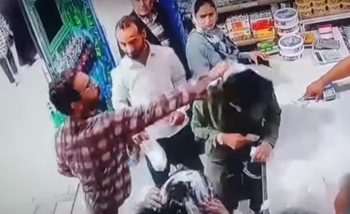 Ιράν: Γυναίκες δέχθηκαν επίθεση με γιαούρτι και συνελήφθησαν γιατί δεν κάλυπταν τα μαλλιά τους