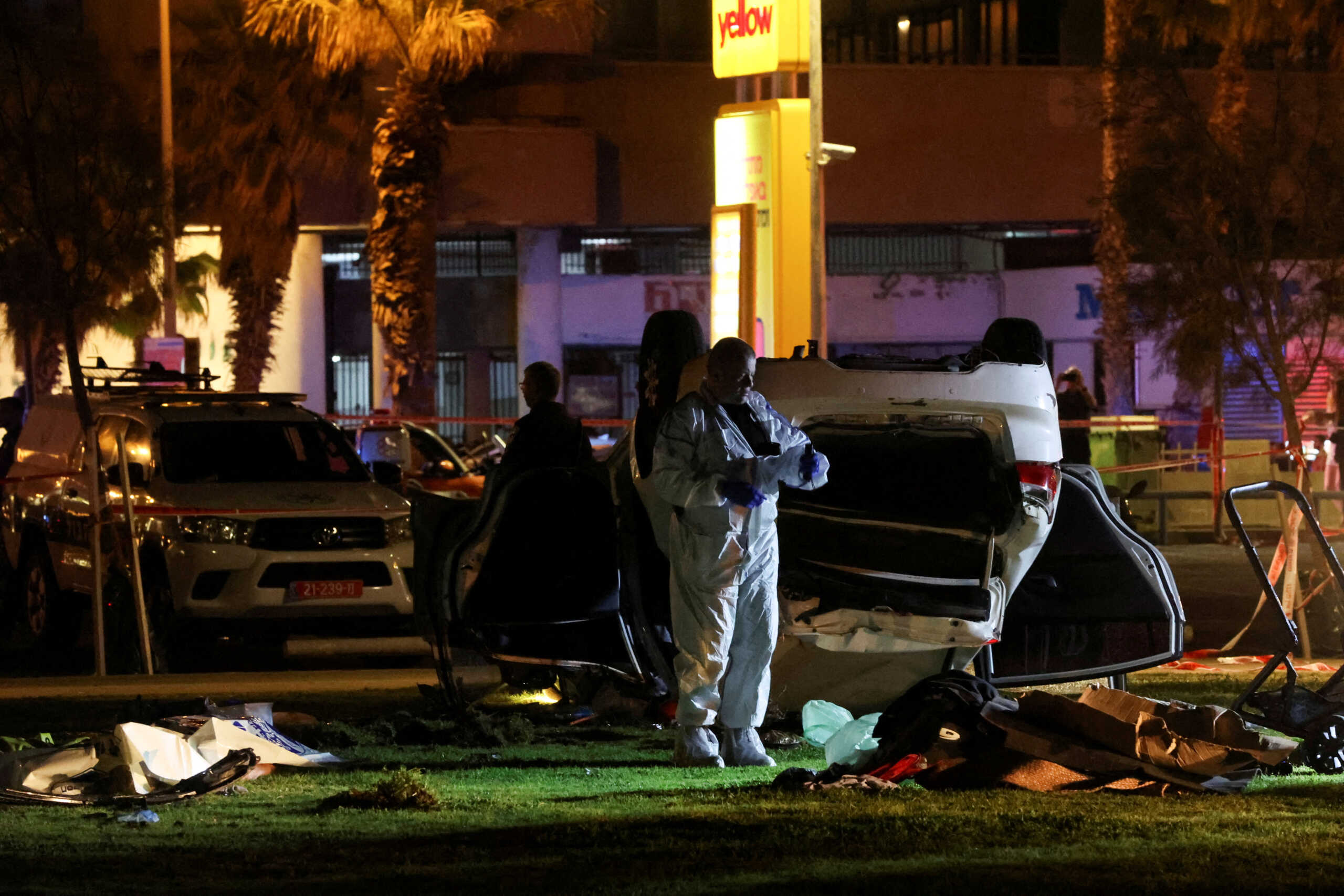 SENSITIVE MATERIAL. THIS IMAGE MAY OFFEND OR DISTURB    Israeli officials work at the scene of an attack in Tel Aviv, Israel April 7, 2023. REUTERS