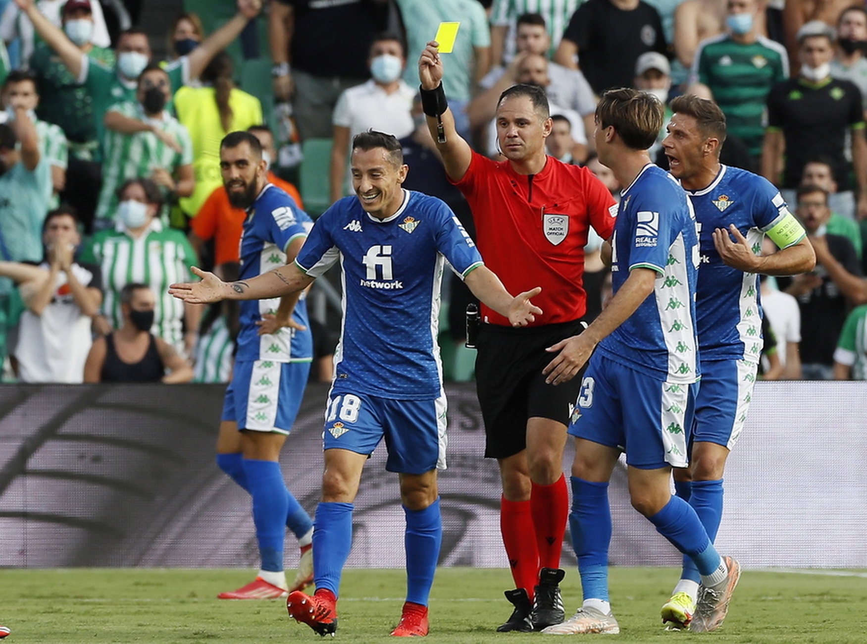 epa09471832 Croatian referee Fran Jovic 3-R) shows Real Betis' Jose Andre Guardado (2-L) a yellow card during a UEFA Europa League Group G soccer match between Real Betis and Celtic Glasgow at Benito Villamarin stadium in Sevilla, southern Spain, 16 September 2021.  EPA
