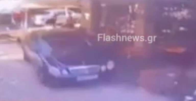 Βίντεο ντοκουμέντο με αυτοκίνητο να κάνει όπισθεν και να πέφτει πάνω σε πελάτες εστιατορίου στα Χανιά