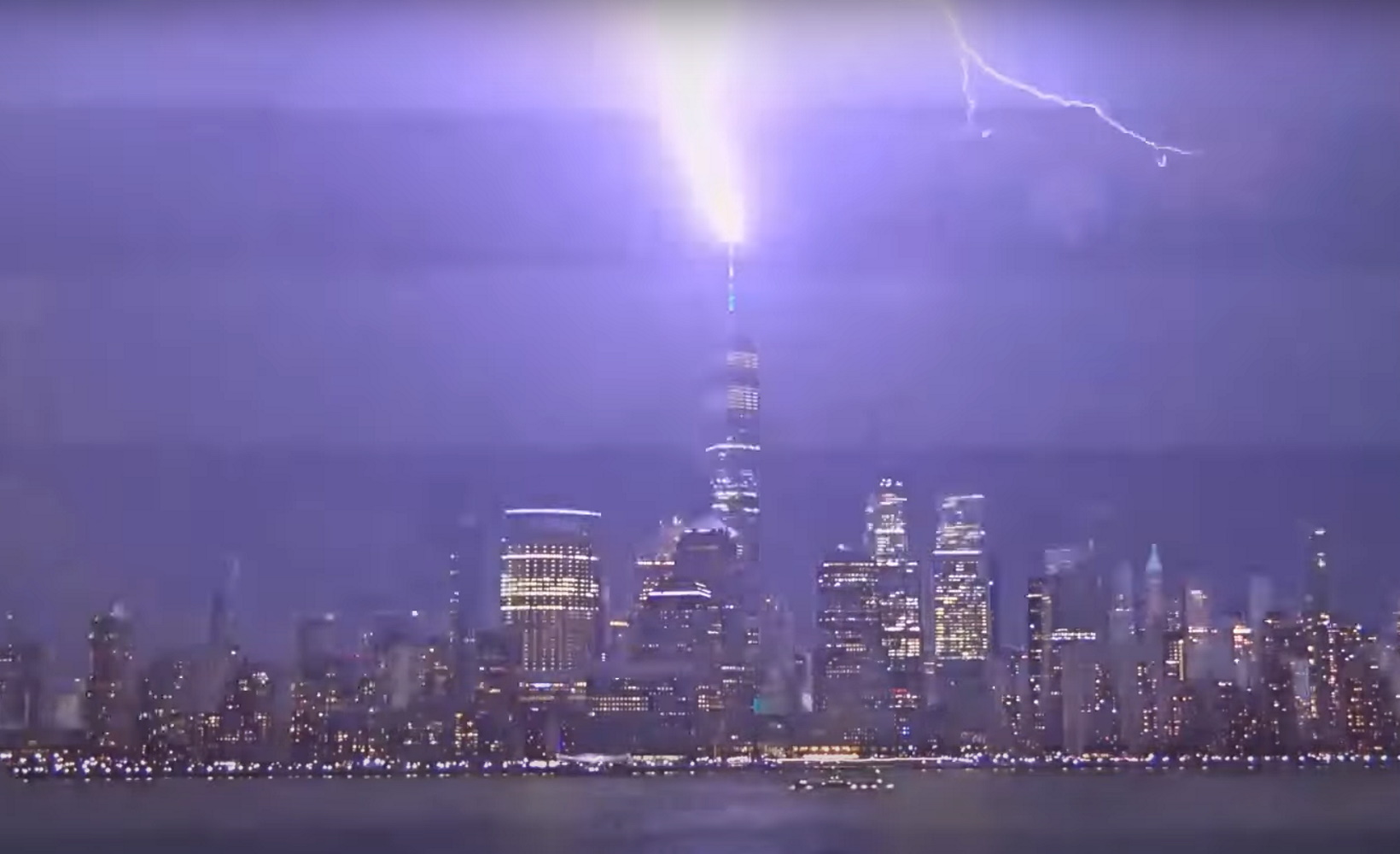 ΗΠΑ: Κεραυνός πέφτει στο υψηλότερο κτίριο της Νέας Υόρκης – Εικόνες που κόβουν την ανάσα