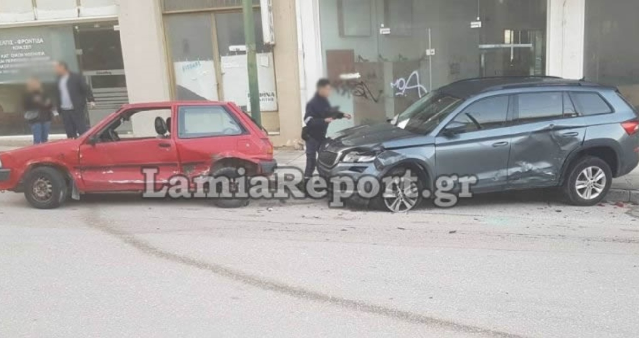 Λαμία: To βίντεο με την τρελή πορεία αυτοκίνητου που έπεσε σε δυο σταθμευμένα οχήματα
