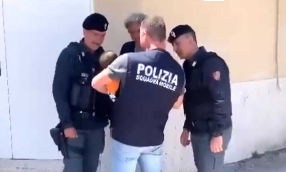 Ιταλία: Αστυνομικοί στην Λαμπεντούζα «υιοθέτησαν» μωρό 6 μηνών που έμεινε ορφανό – Οι εικόνες που έγιναν viral