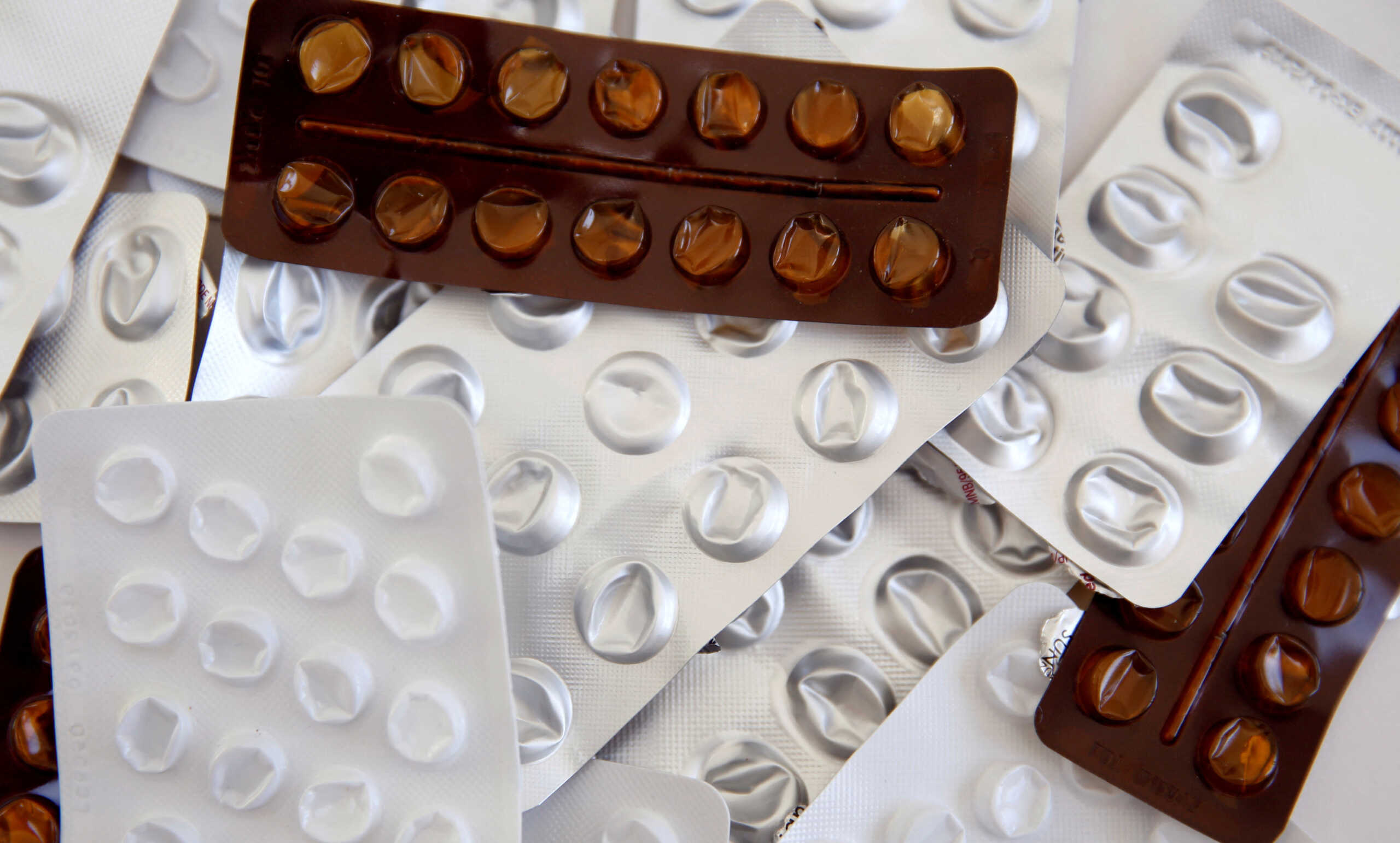 Φαρμακαποθηκάριοι προς ΕΟΦ: 12 ερωτήματα για τις ελλείψεις και τις παράλληλες εξαγωγές
