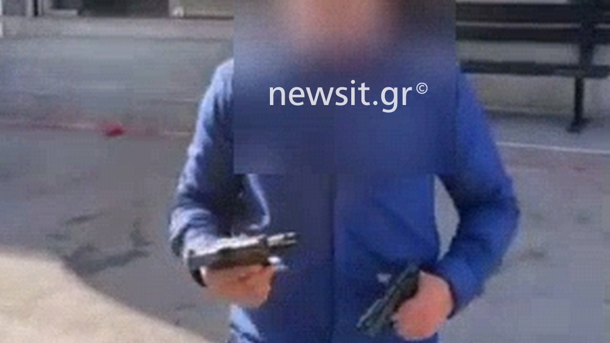 Μενίδι: Άνδρας πυροβολεί στον αέρα με δύο πιστόλια – Βίντεο ντοκουμέντο