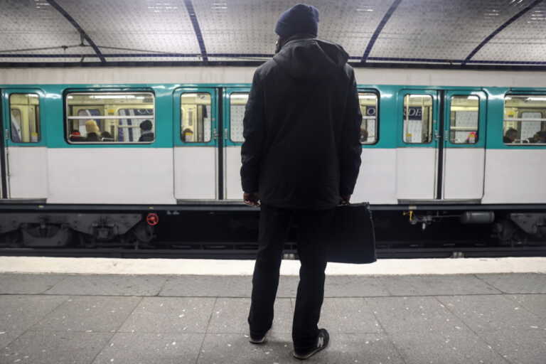 Μετρό παρέσυρε και σκότωσε ζευγάρι αστέγων στο Παρίσι - «Κατέβηκαν εκούσια τις ράγες»