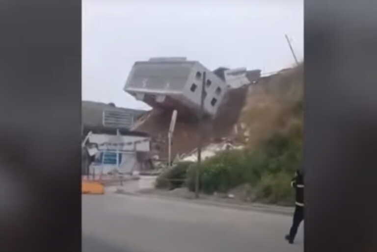 Κτήριο στο Μεξικό καταρρέει και γλιστρά προς τον δρόμο - Εντυπωσιακό βίντεο