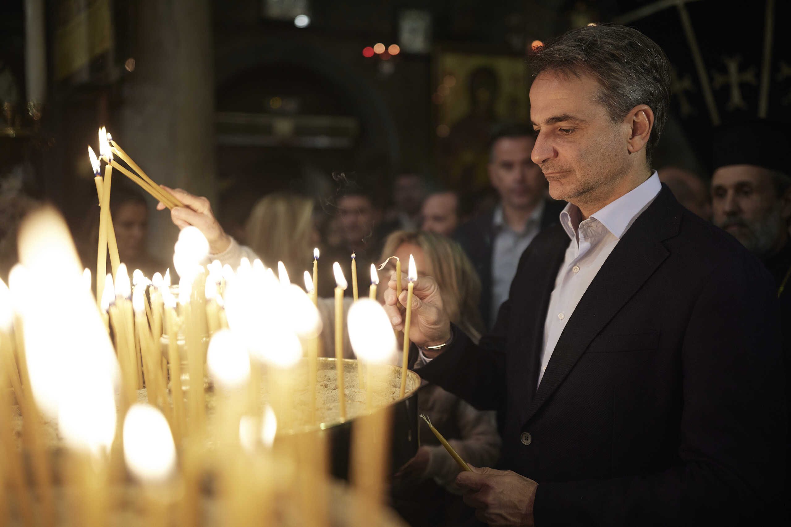 O Κυριάκος Μητσοτάκης στον Επιτάφιο της Ευαγγελιστρίας στην Τήνο