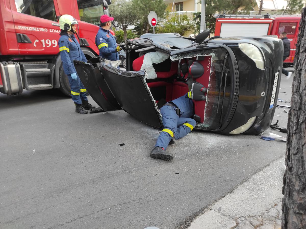 Θανατηφόρο τροχαίο στον Άλιμο – Ο οδηγός μηχανής «καρφώθηκε» στο εσωτερικό αυτοκινήτου