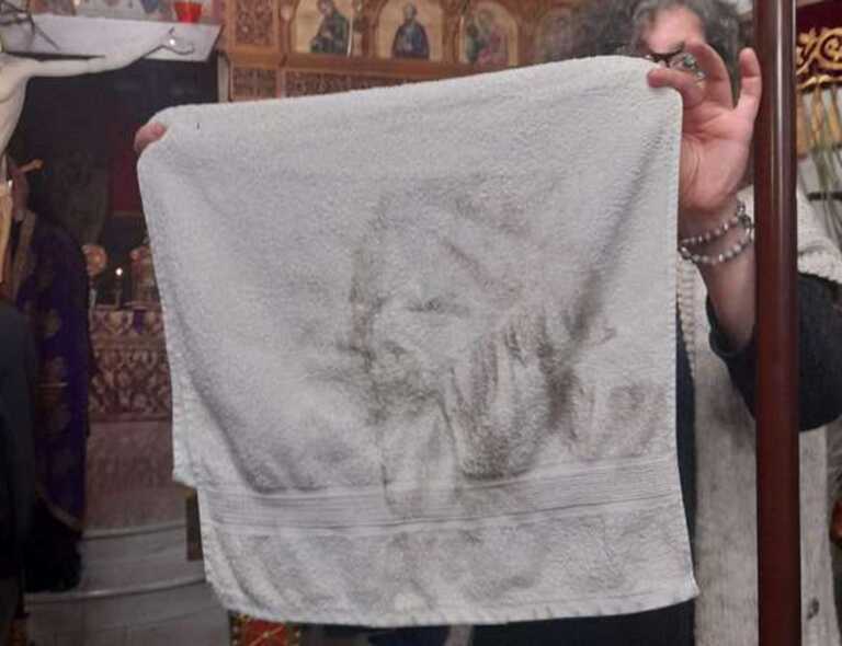 Ουρές πιστών σε εκκλησία μετά τη μορφή που σχηματίστηκε σε αυτή την πετσέτα - Μιλούν για θαύμα
