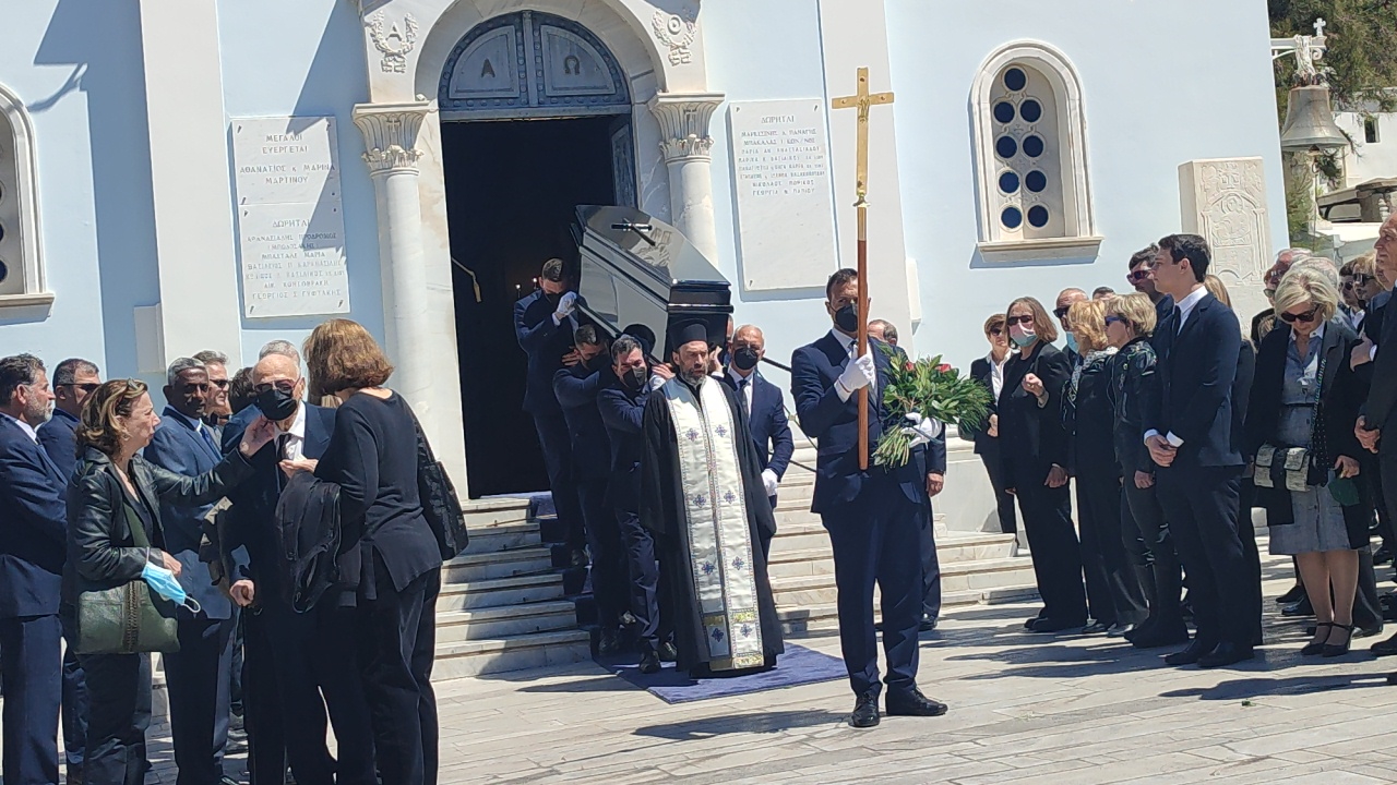 Κηδεία Γιώργου Μπόμπολα: Το τελευταίο «αντίο» στο Α’ Νεκροταφείο από φίλους και συγγενείς