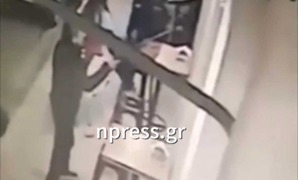 Ναύπακτος: Άνδρας πυροβολεί με καραμπίνα την οροφή ταβέρνας δίπλα σε κόσμο – Βίντεο ντοκουμέντο
