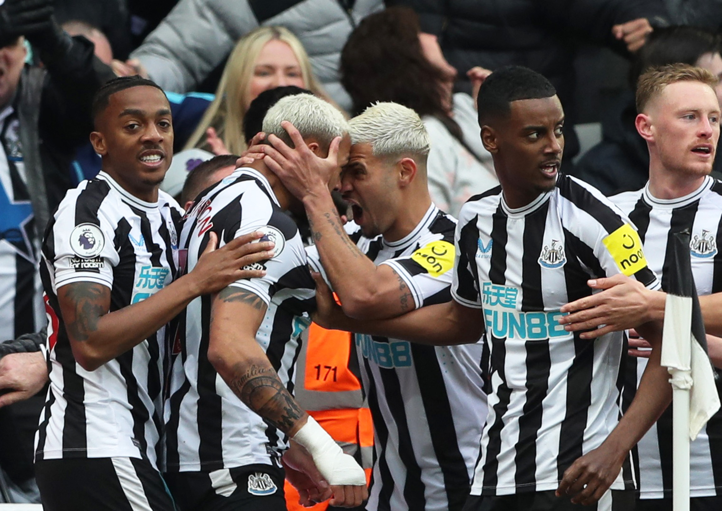 Soccer Football - Premier League - Newcastle United v Tottenham Hotspur - St James' Park, Newcastle, Britain - April 23, 2023 Newcastle United's Joelinton celebrates scoring their second goal with Bruno Guimaraes, Alexander Isak, Sean Longstaff and Joe Willock REUTERS