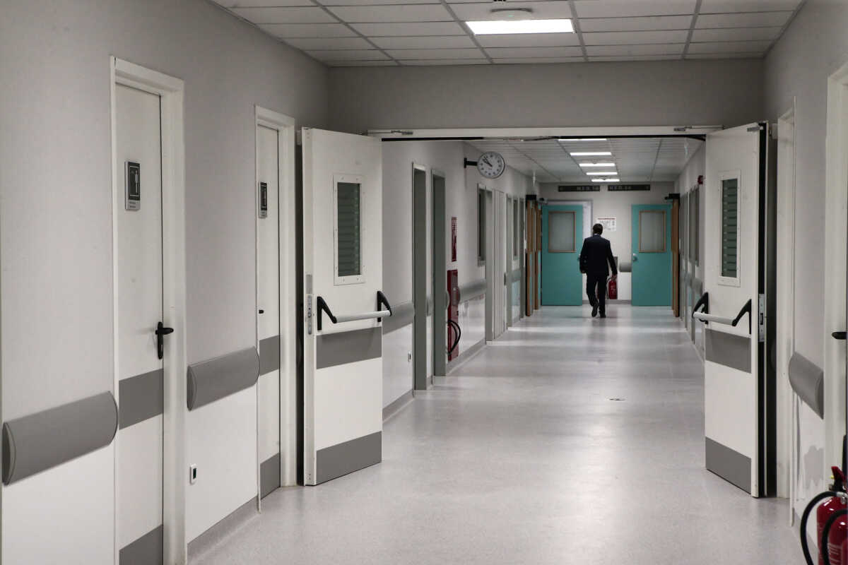 Αγρίνιο: Μπήκε στις τουαλέτες του νοσοκομείου και βρήκε αναίσθητο έναν άντρα – Πέθανε 12 ώρες μετά